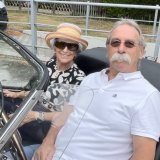 Après avoir choisi une voiture, chacun s'installe avant le signal de départ.
